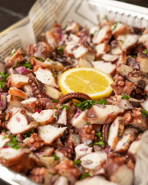 18 Huitres Chiasson Pre-ouvertes du Nouveau Brunswick & Salade de Poulpe Mediterraneenne